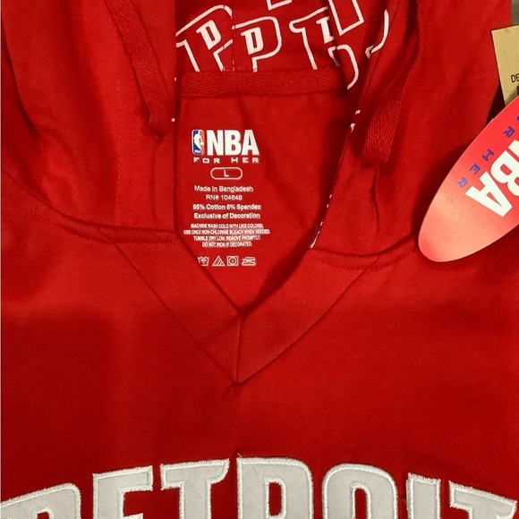 Women’s Large Top T-Shirt Hoodie Detroit Pistons Basketball NBA Short Sleeve NWT - Picture 4 of 6